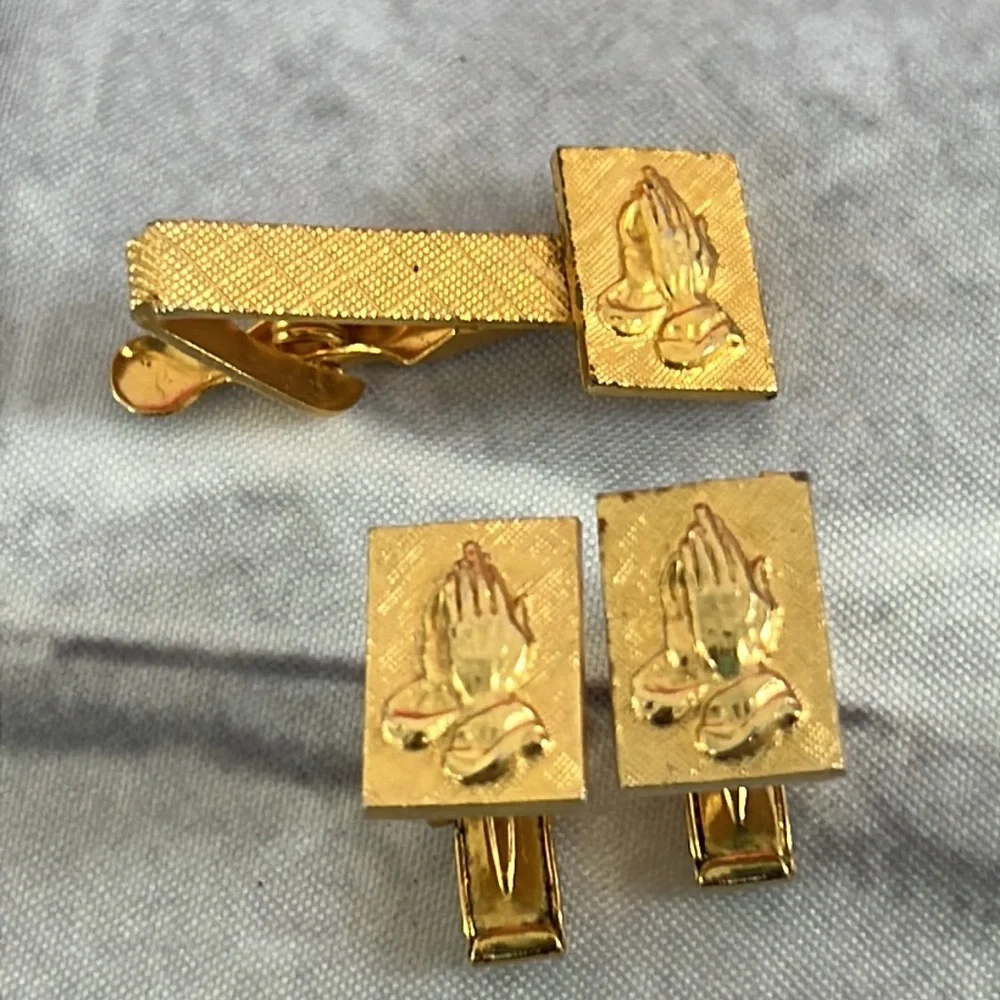 Vintage 1960’s Praying 🙏🏽 Hands cuff links & tie clip bar Christian, catholic